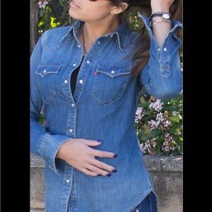 NWT Levis Blue Denim Pearl Button Shirt